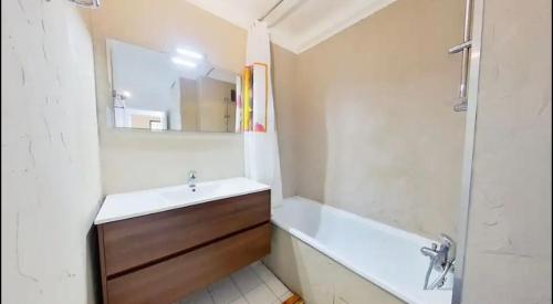 Nice collines في لا ترينيتيه: حمام مع حوض وحوض استحمام ومرآة