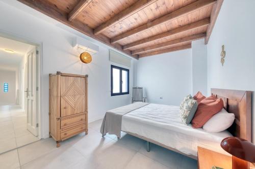 a bedroom with a bed and a wooden ceiling at Casa Eva in Famara