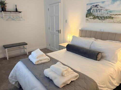 a bedroom with two towels on a bed at Mountingrovebnb in Piltown