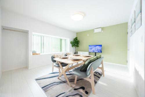 a dining room with a table and chairs at BIEI BREEZE RESERVE Sui 水 in Biei