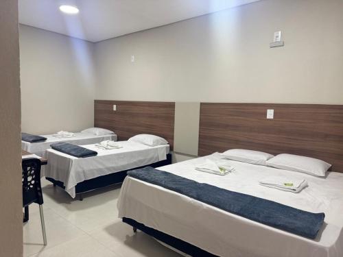a room with two beds in a hospital at Pousada Avenida Farol in Campos dos Goytacazes