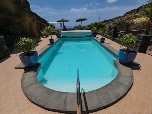 Holiday Home Finca Castillo Bentley Schlafen in einer vulkanischen Höhle by Interhome