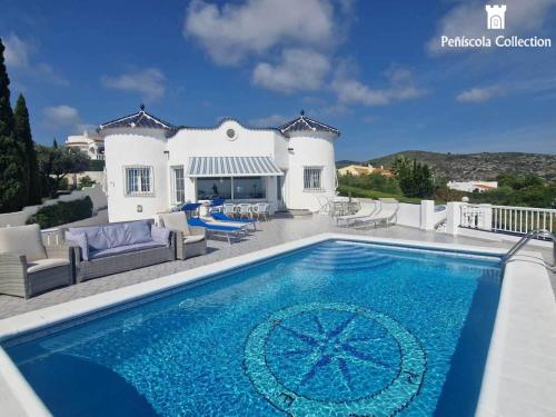 The Deck - Chic Holiday Retreat with Pool and Sea Views