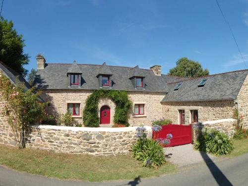 Holiday Home Wunderschönes Haus mit Garten in Lézardrieux by Interhome
