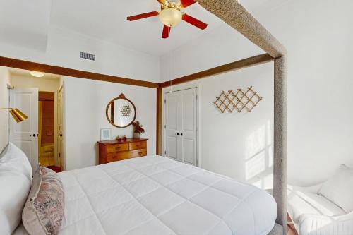 a bedroom with a bed and a ceiling fan at The Goose Getaway in Savannah