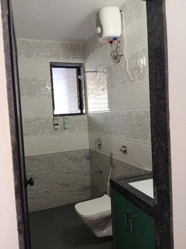 a bathroom with a toilet and a sink and a shower at Estudio 007, Palolem in Canacona
