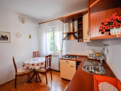 Apartment Mira A2 mit Balkon by Interhome