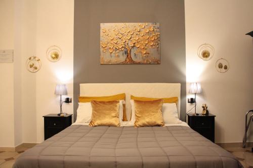 a bedroom with a bed and a painting on the wall at Oasi Del Gabbiano in Syracuse