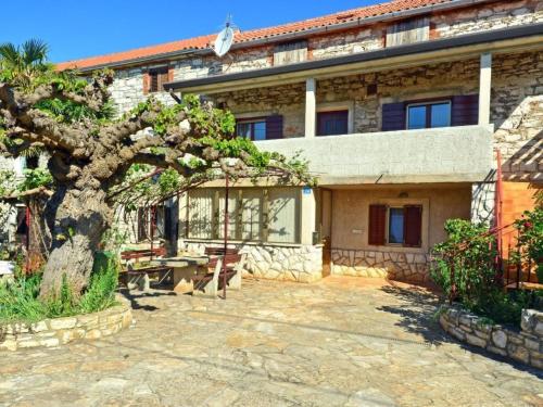 Apartment Große Wohnung in Babići mit Garten und Terrasse by Interhome
