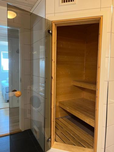 a sauna with a glass door in a room at Sauna & Mountain Views - Ski-in Ski-out Luxury in Vossevangen