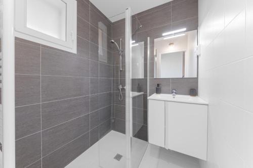 a bathroom with a shower and a sink at L'écrin fleuri in Allerey