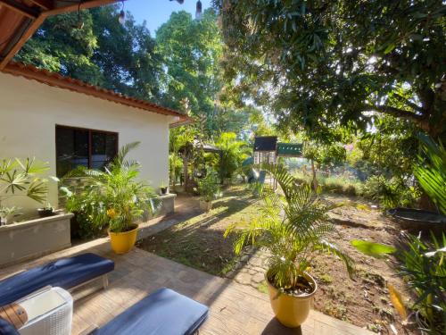 patio z krzesłami i roślinami na podwórku w obiekcie Casa Palma w mieście Soná