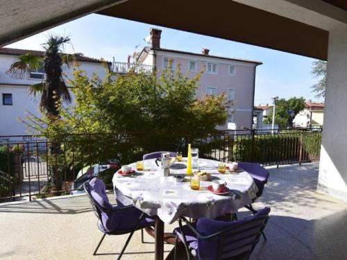 Apartment Große Wohnung in Umag mit Terrasse und Grill by Interhome