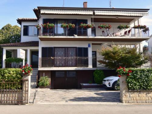 Apartment Große Wohnung in Umag mit Terrasse und Grill by Interhome