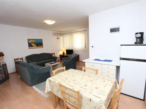 Apartment Nette Ferienwohnung in Rovinj mit Offenem Kamin by Interhome