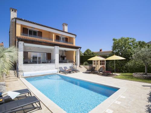 Holiday Home in Pomer mit privatem beheizten Pool und Meerblick by Interhome