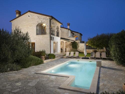 Holiday Home Villa Mason mit beheiztem Pool und Mini-Wellness by Interhome