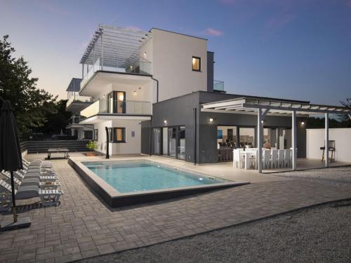 Holiday Home Villa Luna mit Pool- Sauna- Whirlpool- Tennisplatz by Interhome