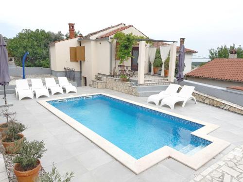 Apartment LacoDeLama mini resort - Wohnung Pina mit Pool by Interhome