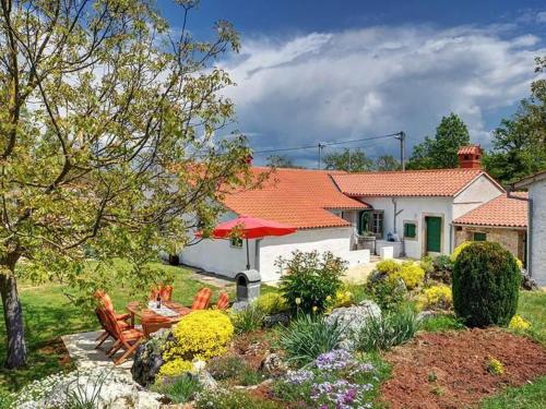 Holiday Home Romantische Villa mit weitläufigem Garten by Interhome