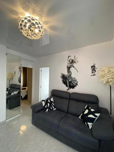 Modern Art Apartment 50m to the Beach