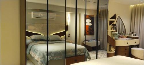 a bedroom with a large mirrored closet with a bed at شارع الاربعين حديقه بدر in Cairo