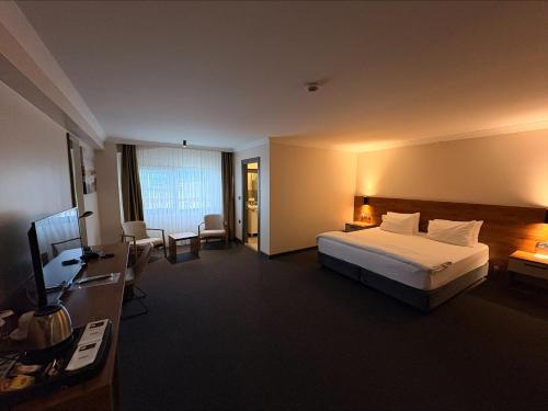 a hotel room with a bed and a television at VALENT OTEL BUSINESS in Mehmetalanı