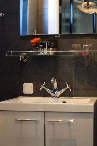 a bathroom sink with a statue of a woman on it at Hotel Garni Villa Arrisja in Eefde