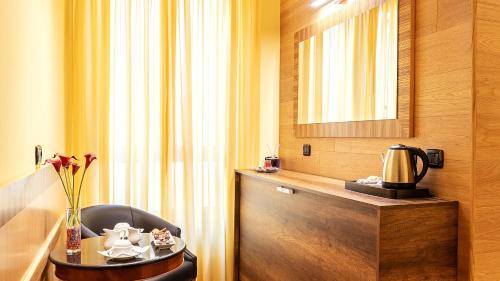 อุปกรณ์ชงชาและกาแฟของ Hotel Manfredi Suite In Rome