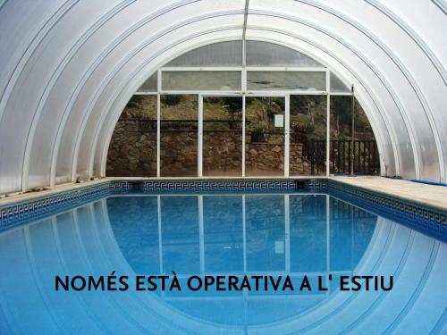 Bazén v ubytování Hostal Les Fonts nebo v jeho okolí