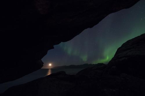 a view of the aurora from a cave at night at Vannøy Sport og Havfiske in Vannvåg
