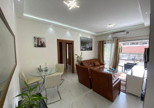 Appartement en résidence tesisinde bir oturma alanı
