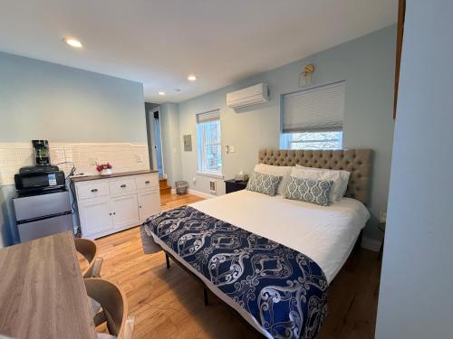 a bedroom with a large bed and a kitchen at Sunny&Cozy Apartment in University City Walk to Drexel&Near UPenn in Philadelphia