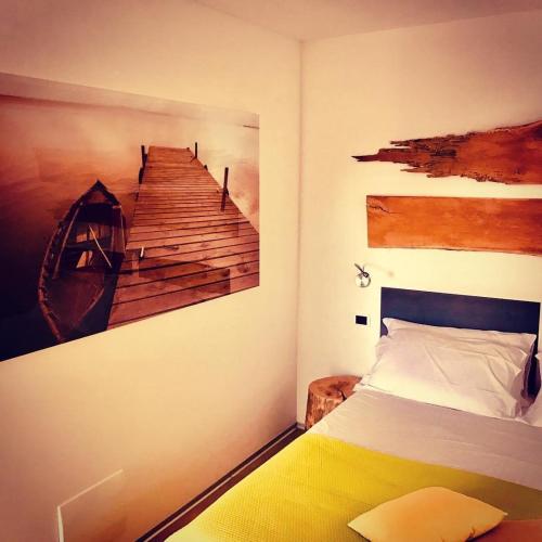 a bedroom with a bed and a painting on the wall at Guesthouse Grand View in Malcesine
