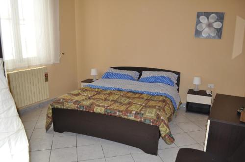 1 dormitorio con 1 cama y 2 mesitas de noche en Casa Vacanza L'Aquilone, en Campi Salentina