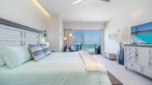 a bedroom with a large bed with a view of the ocean at Modern Seaside Retreat Boasting Unforgettable Scenery in Puerto Peñasco