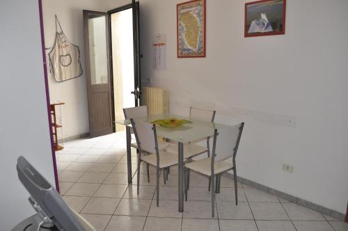 - une salle à manger avec une table et des chaises dans l'établissement Casa Vacanza L'Aquilone, à Campi Salentina