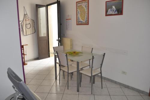 une salle à manger avec une table et des chaises dans l'établissement Casa Vacanza L'Aquilone, à Campi Salentina