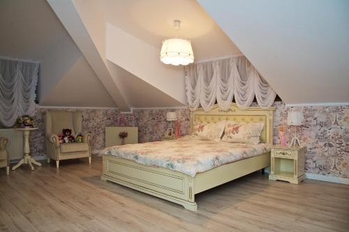 ein Schlafzimmer mit einem großen Bett in einem Zimmer in der Unterkunft Pensiunea "La Nasu" in Fîntînele