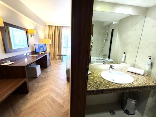 ein Badezimmer mit Waschbecken und Badewanne in der Unterkunft Hotel Arnia in Iaşi