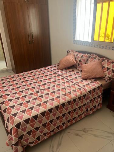 Chezleslū في داكار: سرير في غرفة مع