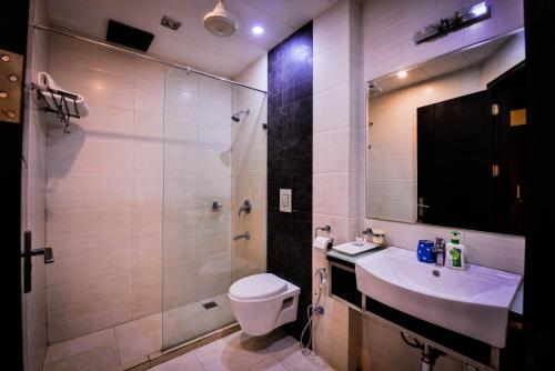 Ett badrum på Hotel Golf View Suites-Golf Course Road Gurgaon