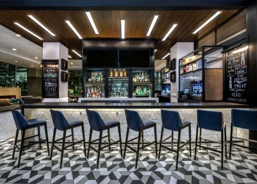 a bar with blue chairs in a restaurant at Sonesta Columbus Downtown in Columbus