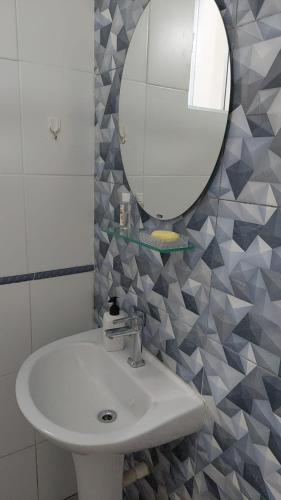 ein Badezimmer mit Waschbecken und Spiegel in der Unterkunft Tajy Roga in Asunción