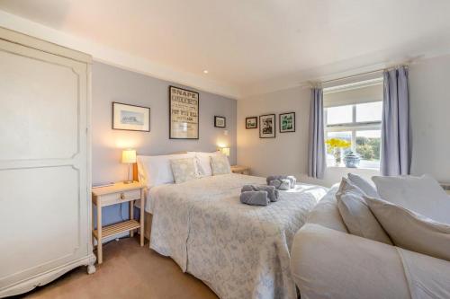 a bedroom with a bed with a stuffed animal on it at 1 Bed in Snape oc-sfgcs in Snape