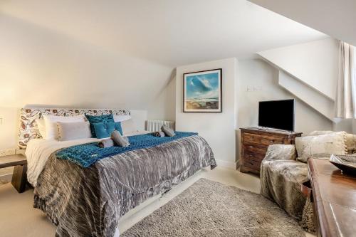 a bedroom with a large bed and a couch at 3 Bed in Brancaster oc-h27159 in Brancaster