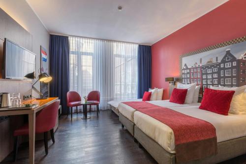 a hotel room with two beds and a desk at Leonardo Boutique Hotel Amsterdam Vondelpark in Amsterdam
