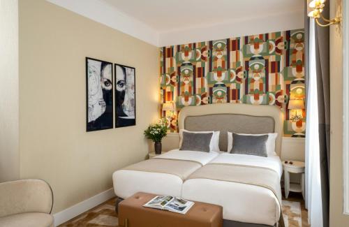ein Hotelzimmer mit einem Bett und einem Tisch in der Unterkunft Leonardo Boutique Hotel Rome Monti in Rom