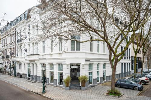 a white building on the corner of a street at Leonardo Boutique Hotel Maastricht City Center in Maastricht