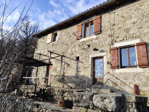 Belle et fraîche maison en pierres